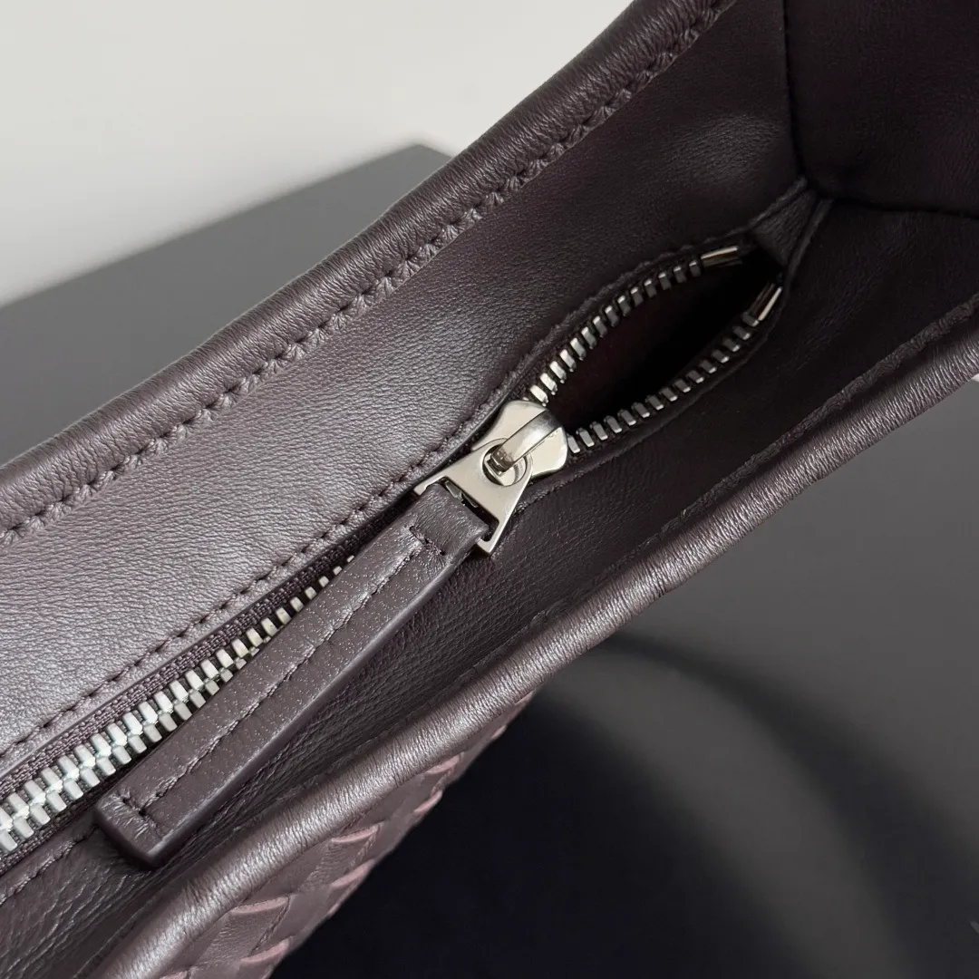 Batch 1660 BOTTEGA VENETA 2025 new men's small Veneto crossbody bag is made of lambskin, elegantly extends to the strap, fits perfectly on the upper body, and the light and neat shape is suitable for all your choices for business trips, travel or daily life. Top zipper, interior two compartments, extra-large capacity. The classic Veneta shape has been redesigned and turned into a bag that can be worn cross-body, simple yet stylish. Although it is designed as a men’s bag, it is also very suitable for girls to carry! The back is so handsome🕶! More aura ~ The shoulder straps are reasonably designed, making it comfortable and stylish to carry cross-body. The bag has a practical capacity and can easily fit your daily needs~ Whether it is paired with casual wear for going out on the street or with formal wear for commuting, put it on and your fashion sense will rise in a straight line📈! Style number: 836918 Size: 27*17*2.5cm